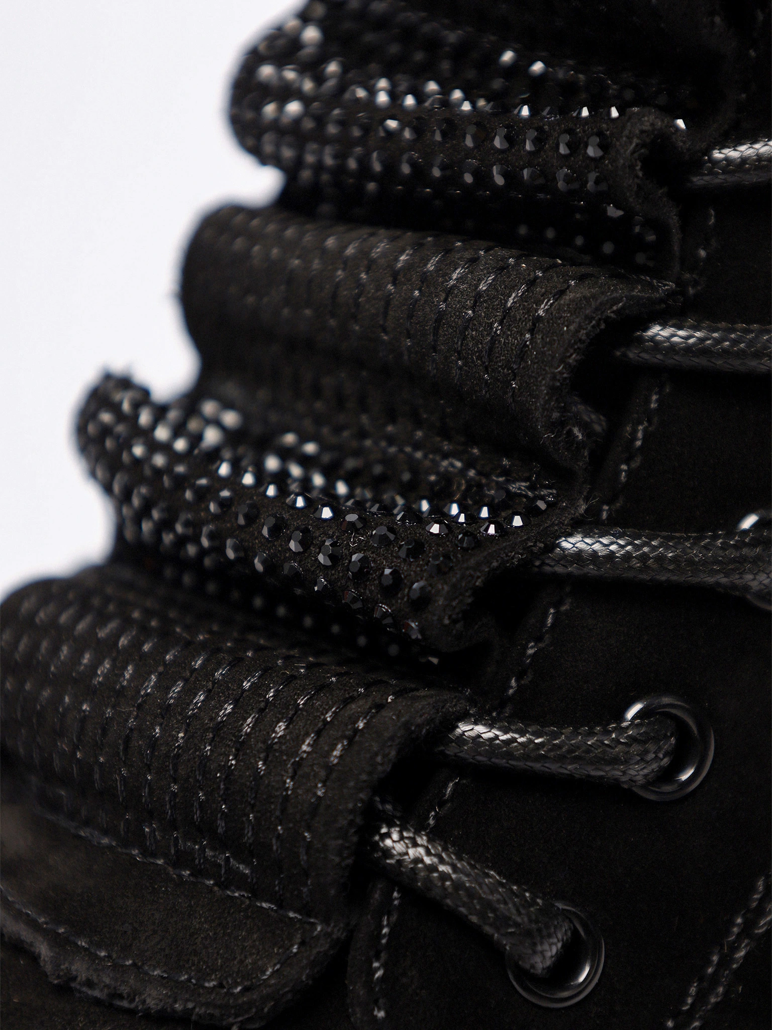 Ботинки-дерби черного цвета со стразами на высоком широком каблуке